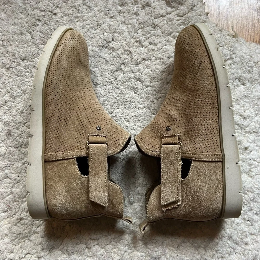 Bearpaw: NeverWet Tan Suede Zoe Slim Wedge Hook and Loop Booties Size 10